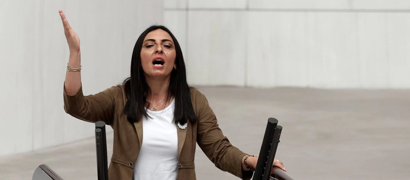 Έχουν... «ξεφύγει» στην Τουρκία - Βουλευτής άρχισε να τραγουδά μέσα στη Βουλή (βίντεο)